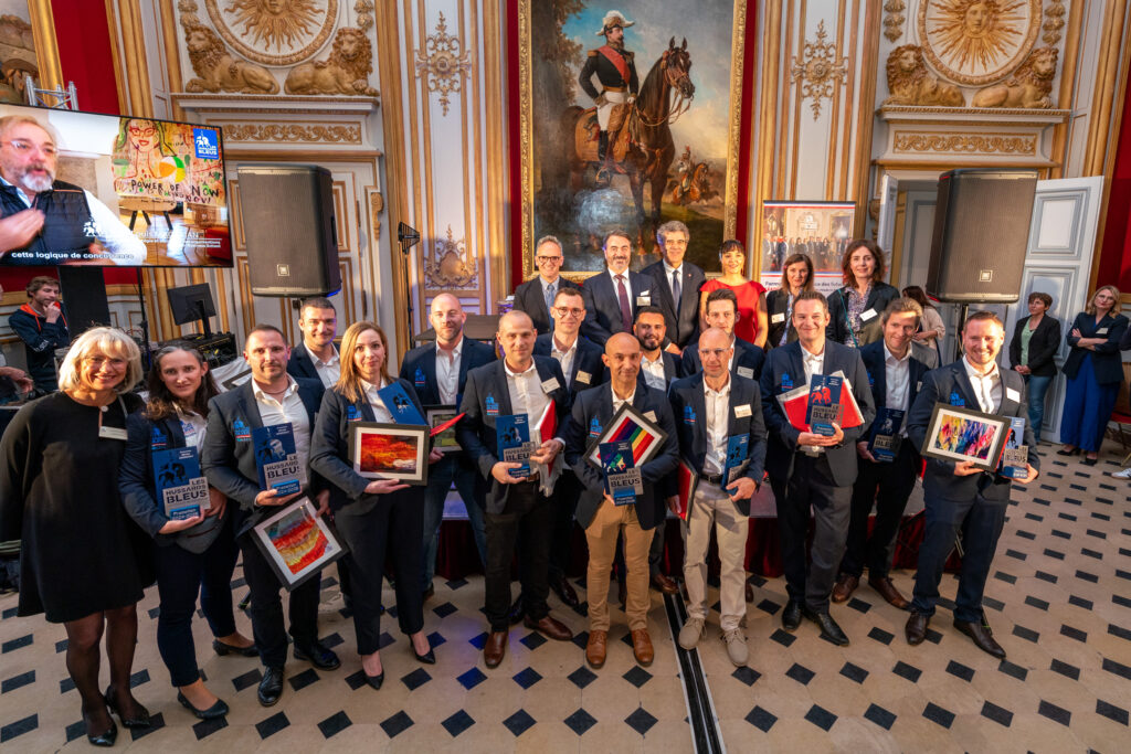 Les Hussards Bleus reçoivent leurs diplômes aux invalides !